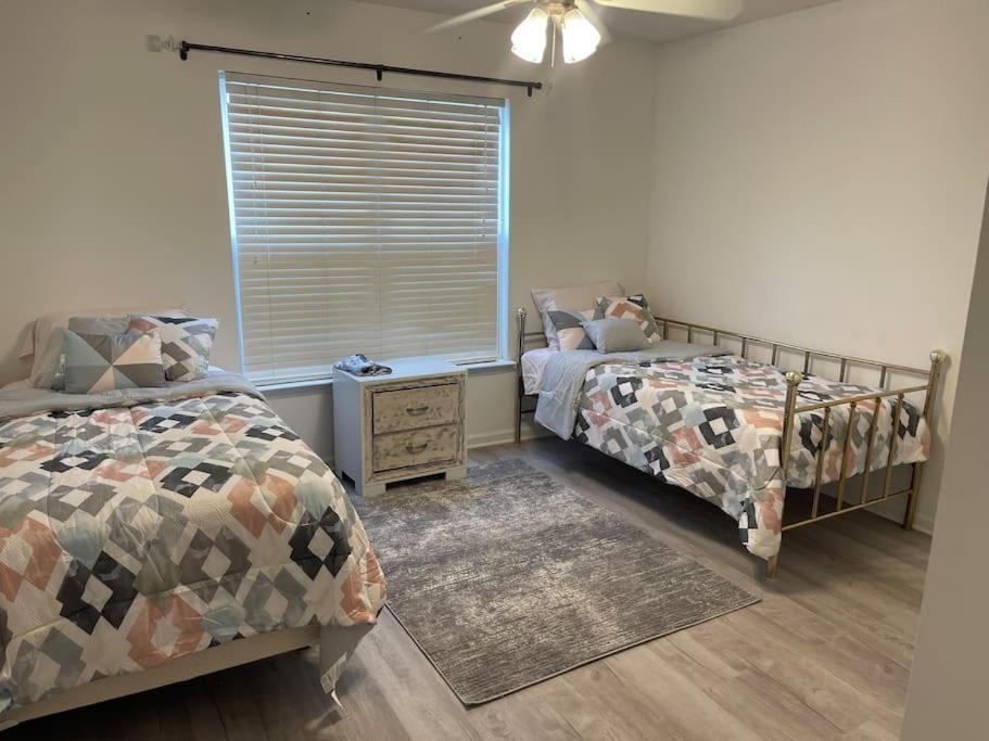 Adorable 3Br/2Ba W/ Garage 2Min Walk Ecu Health Villa Greenville Bagian luar foto